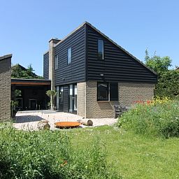 Vakantiehuis C 081 in De Cocksdorp, Texel, met zonnig terras en omringd door groene natuur op de Waddeneilanden.