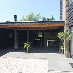 Overdekt terras van Vakantiehuis C 081 in De Cocksdorp, Texel, ideaal voor ontspanning op de Waddeneilanden.