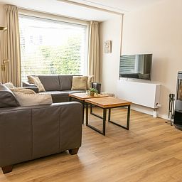 Gezellige woonkamer van Vakantiehuis D 427 in De Cocksdorp, Texel, met moderne inrichting en comfortabele zithoek.