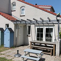 Geniet van de zon op het terras van Vakantiehuis D 610 in De Cocksdorp, Texel. Perfecte plek voor ontspanning op de Waddeneilanden.