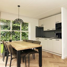 Moderne Kueche und Essbereich im Ferienhaus D640, De Cocksdorp, Texel. Perfektes Ferienhaus fuer einen erholsamen Aufenthalt auf den Waddeninseln.