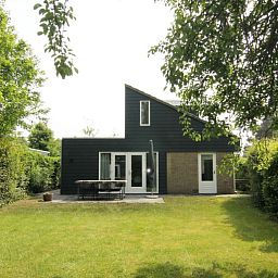 Vakantiehuis A 351 in De Cocksdorp, Texel biedt een ruime tuin met terras, ideaal voor ontspanning in de natuur van de Waddeneilanden.