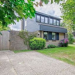 Vakantiehuis A 141 in De Cocksdorp, Texel biedt een serene tuin en uitnodigende entree, ideaal voor een ontspannen verblijf op de Waddeneilanden.