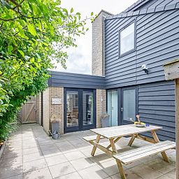 Geniet van de zonnige patio bij Vakantiehuis A 141 in De Cocksdorp, Texel. Ontspan buiten in deze prachtige vakantiewoning op de Waddeneilanden.