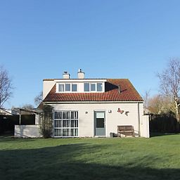 Vakantiehuis D 734 in De Cocksdorp, Texel, met ruime tuin en rustieke architectuur, biedt een serene vakantie-ervaring op de Waddeneilanden.