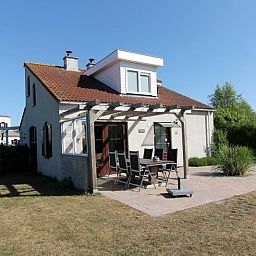 Ferienhaus D 401 in De Cocksdorp, Texel mit sonniger Terrasse und gruener Umgebung, ideal fuer Entspannung auf den Watteninseln.