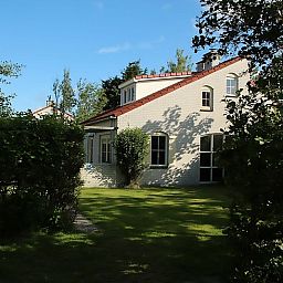 Vakantiehuis D 720 in De Cocksdorp, Texel, omgeven door groene natuur en rustieke charme, ideaal voor een ontspannen verblijf op de Waddeneilanden.