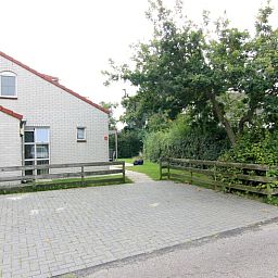 Vakantiehuis D 533 in De Cocksdorp, Texel biedt een rustige buitenomgeving met groene natuur en ruime parkeerplaats.