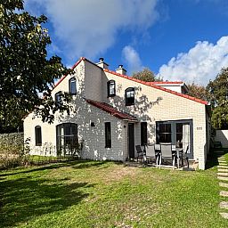 Vakantiehuis D 505 in De Cocksdorp, Texel, biedt een zonnige tuin met terras en groene omgeving voor een ontspannen verblijf op de Waddeneilanden.