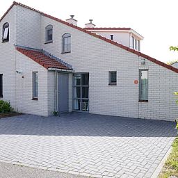 Das Ferienhaus D 439 in De Cocksdorp auf Texel besticht durch einen einladenden Eingangsbereich, moderne Architektur und einen grossen Parkplatz.