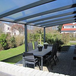 Geniessen Sie die ueberdachte Veranda des Ferienhauses D 756 in De Cocksdorp, Texel, ideal fuer ein entspanntes Essen im Freien auf den Watteninseln.
