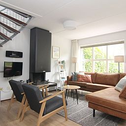 Gemuetliches Wohnzimmer des Ferienhauses D 756 in De Cocksdorp, Texel, mit moderner Einrichtung und bequemer Sitzecke.