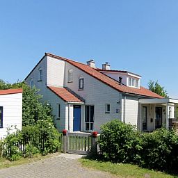 Das Ferienhaus D 707 in De Cocksdorp, Texel, bietet eine charmante Unterkunft mit einer sonnigen Terrasse und gruener Umgebung auf den Watteninseln.