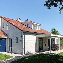 Ferienhaus D 707 in De Cocksdorp, Texel, mit sonniger Terrasse und gruenem Garten, ideal fuer einen entspannten Aufenthalt auf den Watteninseln.