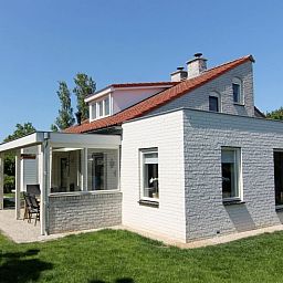 Das Ferienhaus D 707 in De Cocksdorp, Texel, bietet eine charmante Unterkunft mit grossem Garten und ueberdachter Veranda auf den Watteninseln.