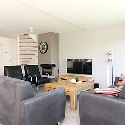 Gemuetliches Wohnzimmer im Ferienhaus D 707, De Cocksdorp, Texel, mit komfortabler Sitzecke und modernem Mobiliar, ideal zum Entspannen.