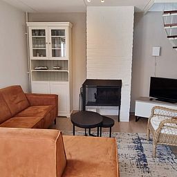 Gemuetliches Wohnzimmer im Ferienhaus D 489, De Cocksdorp, Texel, mit bequemer Sitzecke und moderner Einrichtung fuer einen entspannten Aufenthalt.