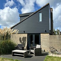 Vakantiehuis A 227 in De Cocksdorp op Texel, Waddeneilanden, met een uitnodigend terras en natuurlijke omgeving.