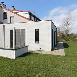 Vakantiehuis D 479 in De Cocksdorp, Texel, biedt een moderne buitenruimte met terras en groene tuin, ideaal voor ontspanning op de Waddeneilanden.
