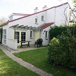 Das Ferienhaus D 760 in De Cocksdorp, Texel, bietet eine charmante Terrasse mit Gartenblick, ideal zum Entspannen auf den Watteninseln.