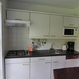 Moderne Kueche im Ferienhaus D 760, De Cocksdorp, Texel. Geniessen Sie Komfort und Bequemlichkeit waehrend Ihres Aufenthalts auf den Waddeninseln.