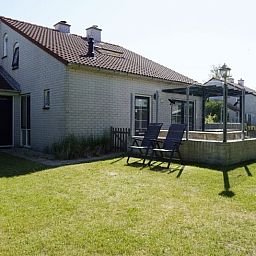 Vakantiehuis D 696 in De Cocksdorp, Texel, met ruim terras en groene tuin, ideaal voor ontspanning op de Waddeneilanden.
