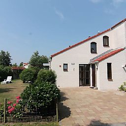 Vakantiehuis D 521 in De Cocksdorp, Texel biedt een serene omgeving met een ruime tuin en terras, ideaal voor ontspanning op de Waddeneilanden.