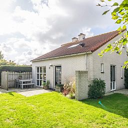 Vakantiehuis D 694 in De Cocksdorp, Texel biedt een zonnige tuin en terras, ideaal voor ontspanning op de Waddeneilanden.
