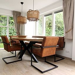 Gemuetliche Essecke im Ferienhaus D 671 in De Cocksdorp, Texel. Geniessen Sie von diesem gemuetlichen Platz aus die Aussicht auf die gruene Umgebung.