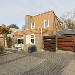 Vakantiehuis B 015 in De Cocksdorp, Texel: charmant verblijf met moderne architectuur en ruim terras, ideaal voor ontspannen vakantie op de Waddeneilanden.