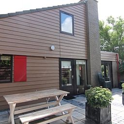 Vakantiehuis B 015 in De Cocksdorp, Texel met zonnig terras en groene omgeving op de Waddeneilanden.