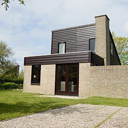 Vakantiehuis B 031 in De Cocksdorp, Texel biedt een moderne buitenkant met groene tuin, ideaal voor een ontspannen verblijf op de Waddeneilanden.