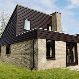 Vakantiehuis B 031 in De Cocksdorp, Texel biedt een charmante buitenkant met groene omgeving, ideaal voor een ontspannen verblijf op de Waddeneilanden.
