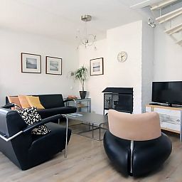 Gezellige woonkamer in Vakantiehuis D 706, De Cocksdorp, Texel met moderne inrichting en comfortabele zithoek.