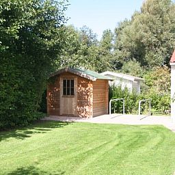 Vakantiehuis D 662 in De Cocksdorp, Texel met groene tuin en houten schuurtje, ideaal voor natuurliefhebbers op de Waddeneilanden.