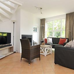 Gezellige woonkamer van Vakantiehuis D 662 in De Cocksdorp, Texel. Comfortabele zithoek met uitzicht op de groene omgeving van de Waddeneilanden.