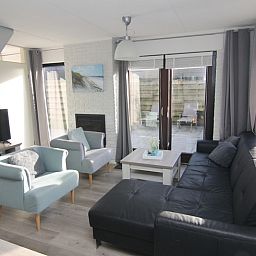 Cozy living room in Holiday home A 301 in De Cocksdorp, Texel. Comfortable sitting area and lots of natural light in this vacation home on the Wadden Islands.