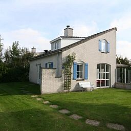 Vakantiehuis E 724 in De Cocksdorp op Texel biedt een charmant verblijf met een groene tuin en rustieke architectuur op de Waddeneilanden.