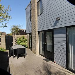 Geniet van het zonovergoten terras bij Vakantiehuis A 217 in De Cocksdorp, Texel, een perfecte plek voor ontspanning op de Waddeneilanden.