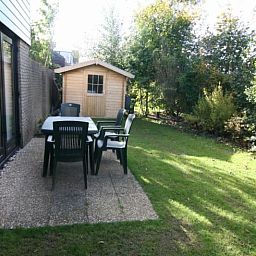 Geniet van de groene tuin met terras bij Vakantiehuis A 217 in De Cocksdorp, Texel. Ontspannen buitenruimte op de Waddeneilanden.