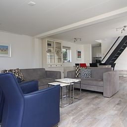 Ruime woonkamer van Vakantiehuis A 217 in De Cocksdorp, Texel. Comfortabele zithoek en moderne inrichting in deze vakantiewoning op de Waddeneilanden.