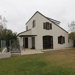 Vakantiehuis E 655 in De Cocksdorp op Texel biedt een charmant terras en groene tuin, ideaal voor een ontspannen verblijf op de Waddeneilanden.