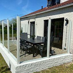 Geniessen Sie einen sonnigen Tag auf der Terrasse des Ferienhauses D 657 in De Cocksdorp, Texel. Entspannen Sie sich in diesem charmanten Wattenmeer-Ferienhaus.