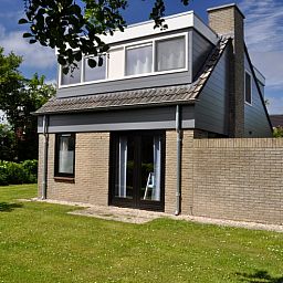 Das Ferienhaus B 043 in De Cocksdorp, Texel, bietet eine ruhige Gartenumgebung mit moderner Architektur auf den Watteninseln.