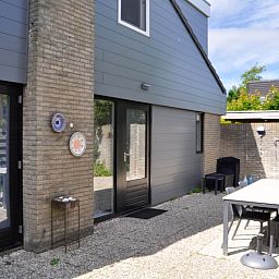 Geniessen Sie die sonnige Terrasse des Ferienhauses B 043 in De Cocksdorp, Texel. Entspannen Sie sich in der ruhigen Umgebung der Waddeninseln.