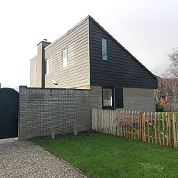 Vakantiehuis C 077 in De Cocksdorp, Texel, biedt een charmante buitenkant met ruime tuin, perfect voor een ontspannen verblijf op de Waddeneilanden.