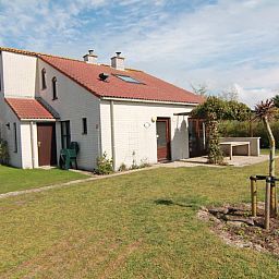 Vakantiehuis D 475 in De Cocksdorp, Texel, biedt een ruim verblijf met zonnige tuin en terras, ideaal voor een ontspannen vakantie op de Waddeneilanden.