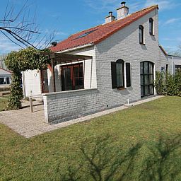 Vakantiehuis D 475 in De Cocksdorp, Texel, met zonnig terras en groene tuin, ideaal voor een ontspannen verblijf op de Waddeneilanden.