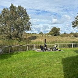 Geniet van de natuurlijke omgeving bij Vakantiehuis F 471 in De Cocksdorp, Texel, met een ruim terras en uitzicht op het groen.