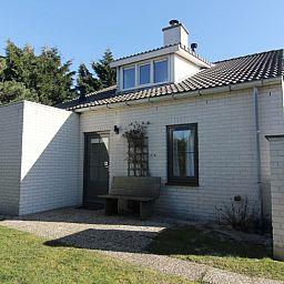 Vakantiehuis F 569 in De Cocksdorp, Texel, biedt een charmante buitenruimte met groene omgeving en uitnodigend terras.